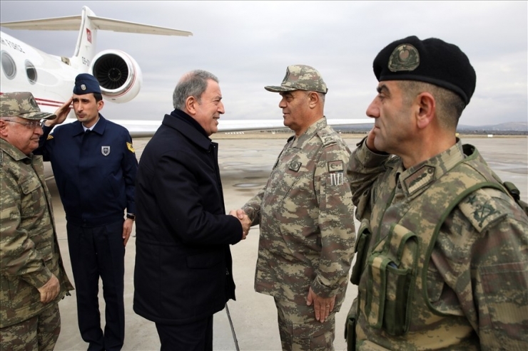 Bakan Akar’dan Yeni Yılın İlk Saatlerinde Mehmetçiğe Ziyaret