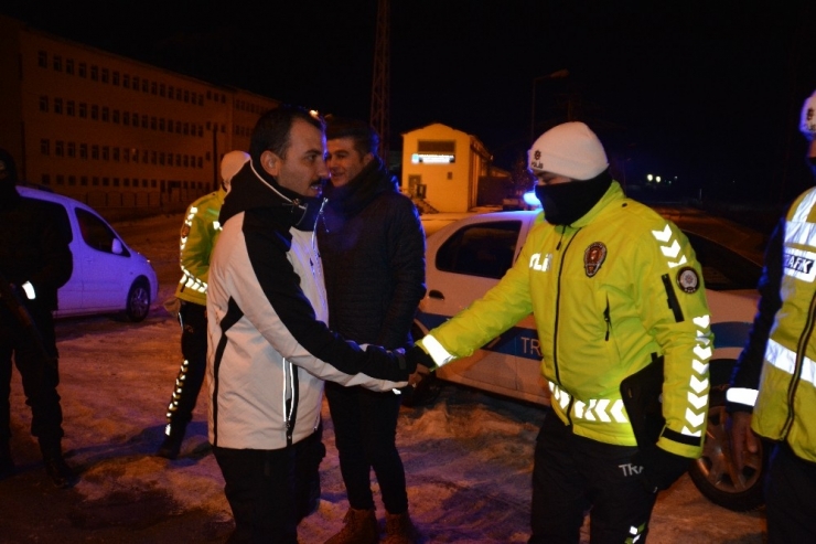Sarıkamış Kaymakamı Koşal, Yılbaşı Gecesi Eksi 15 Derecede Görev Başında Olan Kolluk Kuvvetlerine Ziyarette Bulundu