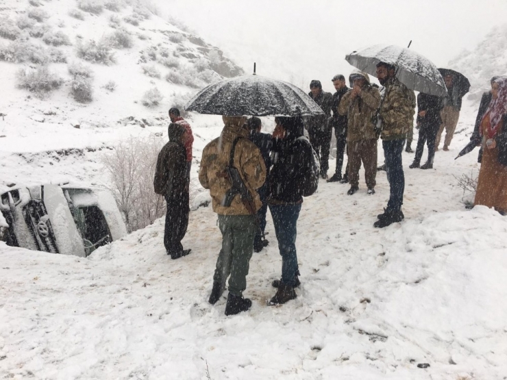 Yolcu Minibüsü Şarampole Yuvarlandı: 5 Yaralı