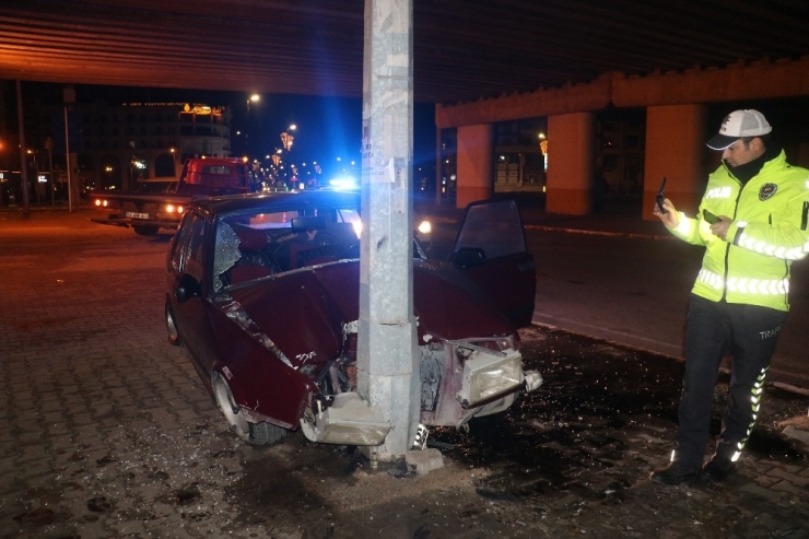 Kaza Yapan Sürücü Ve Yolcular Aracı Bırakıp Kaçtı