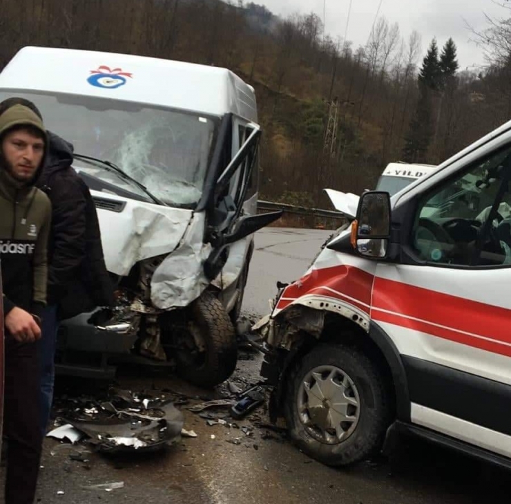 Ambulans Ve Hasta Taşıyan Minibüs Çarpıştı: 7 Yaralı