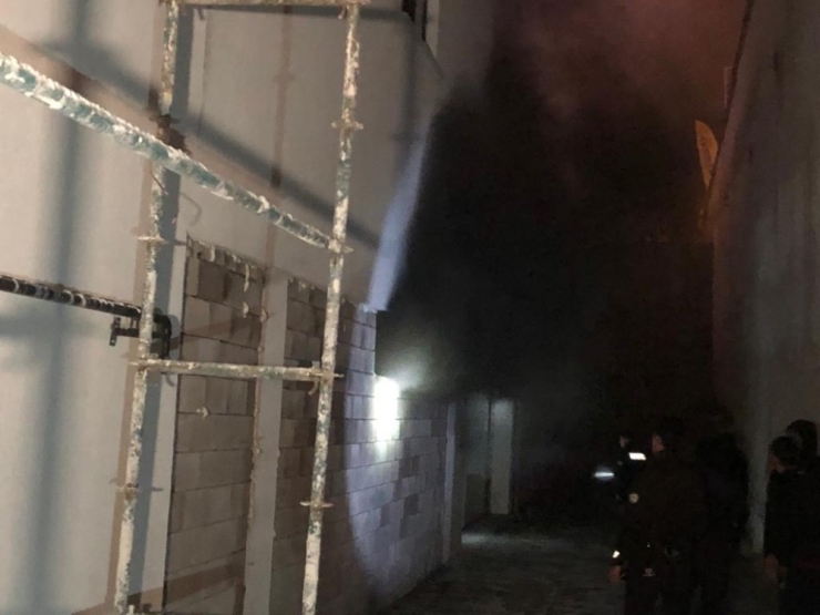 Başkent’te 18 Katlı Apartmanın Kapalı Otoparkında 2 Araç Yandı