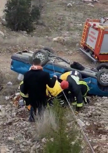 Devrilen Otomobile Halat Bağlayıp Yaralıları Kurtardılar