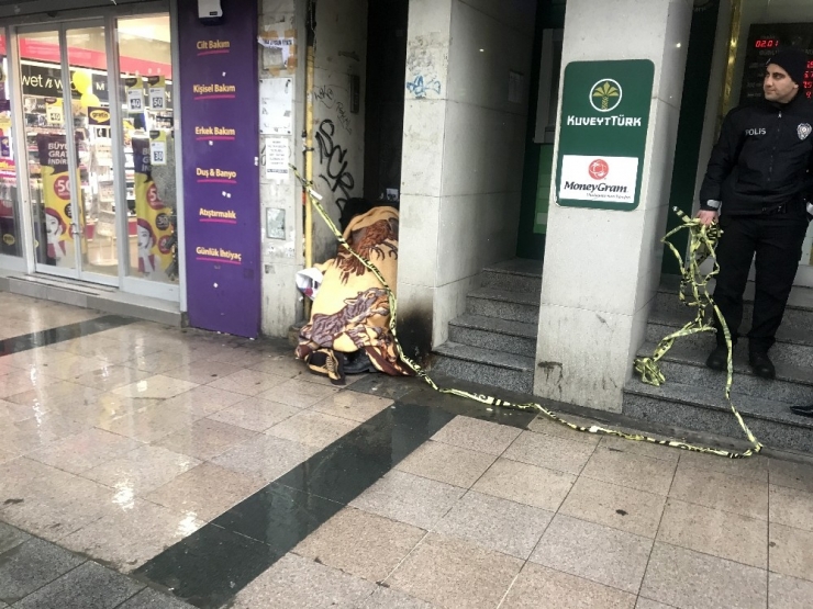 Fatih’te Bir Kişi Kaldırımda Donarak Öldü