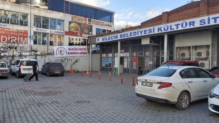 Bilecik Üretici Kadınlar Çarşısı Önündeki Dubalı Engel Sürücülere Zorluk Yaşatıyor