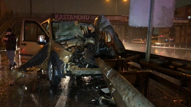 Hafif Ticari Araç Bariyerlere Ok Gibi Saplandı: 1 Ağır Yaralı