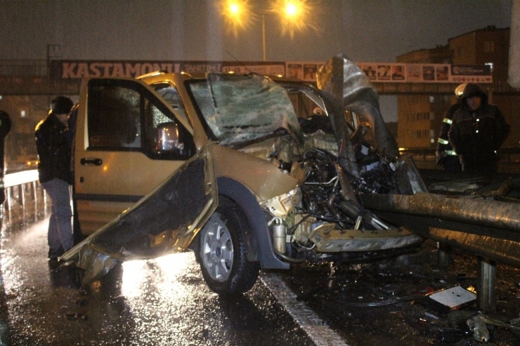 Hafif Ticari Araç Bariyerlere Ok Gibi Saplandı: 1 Ağır Yaralı