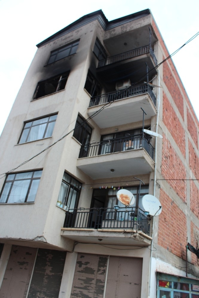 Dört Katlı Binada Çıkan Yangın Korkuttu