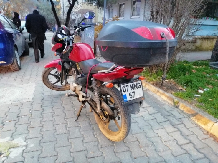 Motosiklet Ara Yoldan Çıkan Otomobile Çarptı: 1 Yaralı