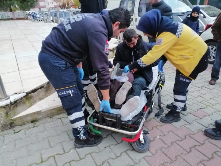 Motosiklet Ara Yoldan Çıkan Otomobile Çarptı: 1 Yaralı