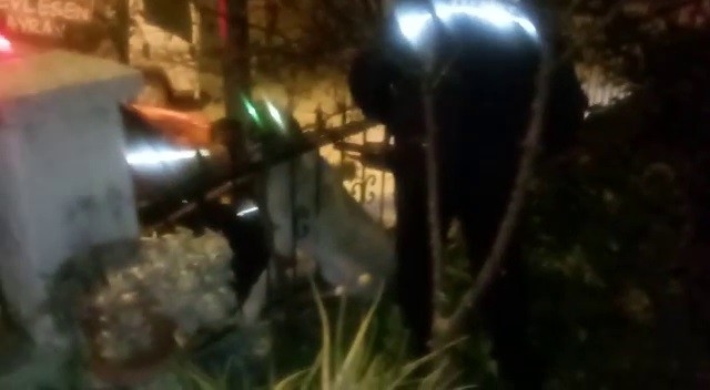 Korkuluklara Sıkışan Köpek Kurtarıldı