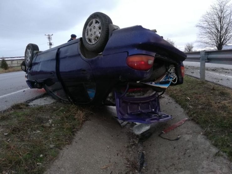 Otomobil Orta Refüje Devrildi