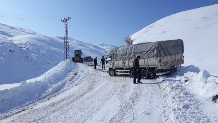 Siirt’te Kardan Kapanan Yollar Ulaşıma Açıldı, Mahsur Kalan Araçlar Kurtarıldı