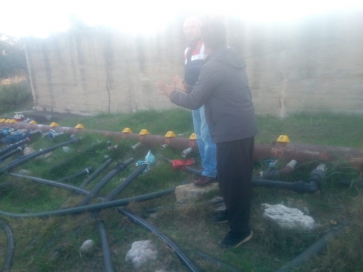 Mahallenin Su Sayacını Ve Kablolarını Çaldılar