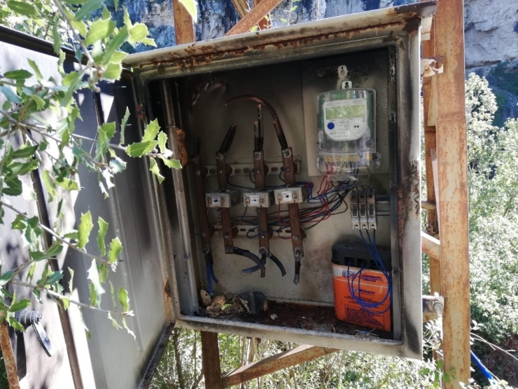 Mahallenin Su Sayacını Ve Kablolarını Çaldılar