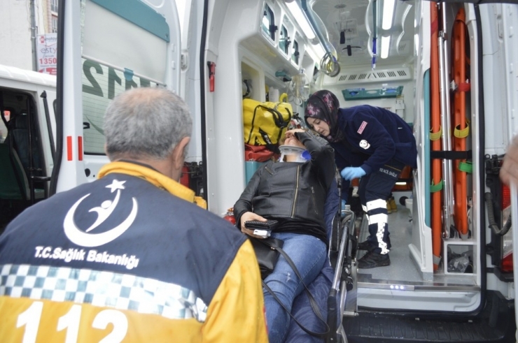 Minibüs İle Otomobil Çarpıştı: 2 Yaralı