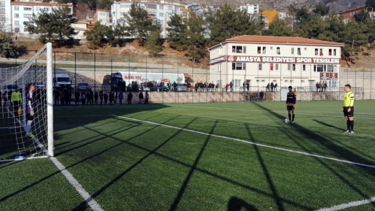 İstiklal Marşı’nın Okunduğunu Duyan Hakem Maçı Durdurdu