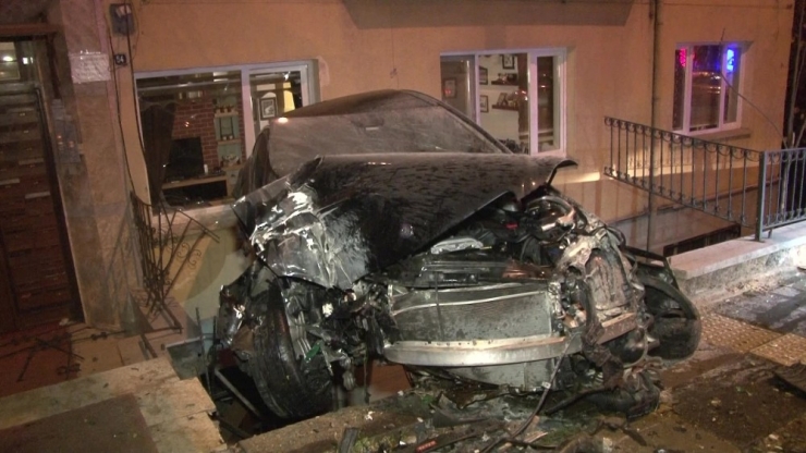 Kaza Yapan Otomobil Bina Boşluğunda Asılı Kaldı