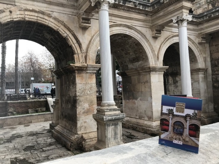 Kongre Turizmi Tanıtım Kataloğunun Simgesi Üç Kapılar
