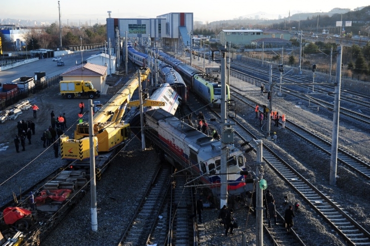 Ankara’da Yolcu Treni Raydan Çıktı
