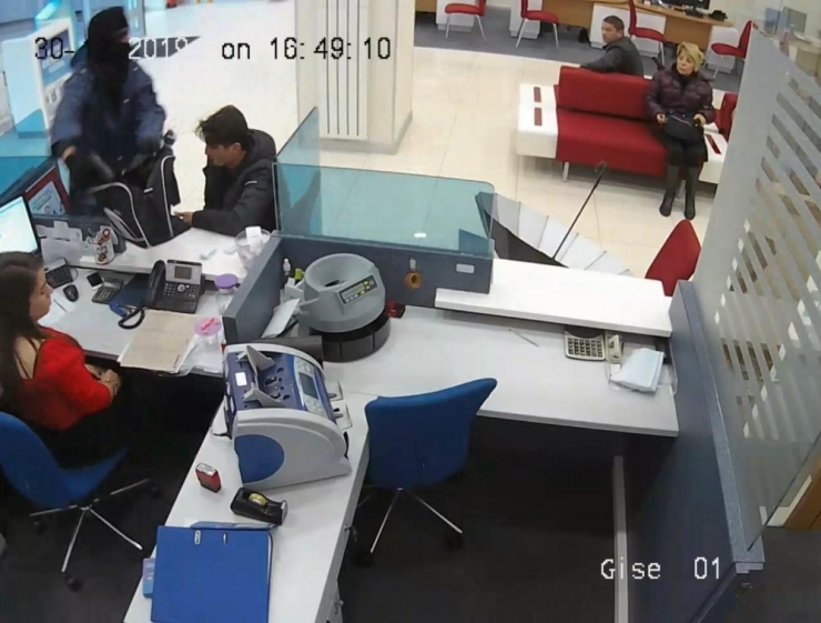 Bursa’daki Banka Soygun Anı Kamerada...zanlı Nefes Kesen Takip Ve Polisin Müthiş Operasyonuyla Yakalandı