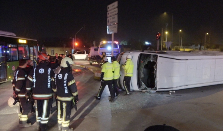 Otobüs İle Kamyonet Çarpıştı: 3 Yaralı