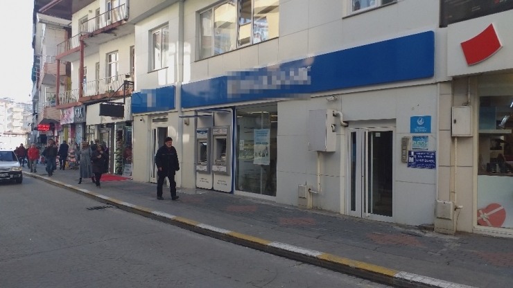 Bıçakla Banka Soymaya Çalışan Zanlı Yakalandı