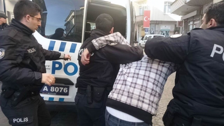 Bıçakla Banka Soymaya Çalışan Zanlı Yakalandı