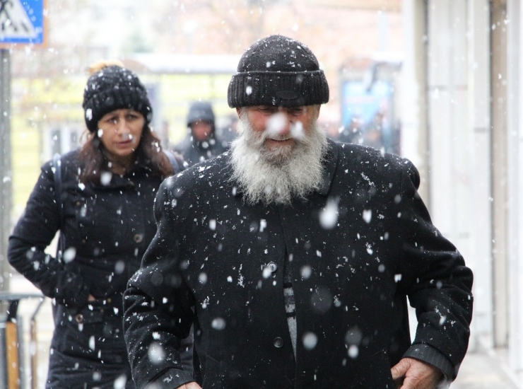 Elazığ’da Kent Merkezine Mevsimin İlk Karı Yağdı