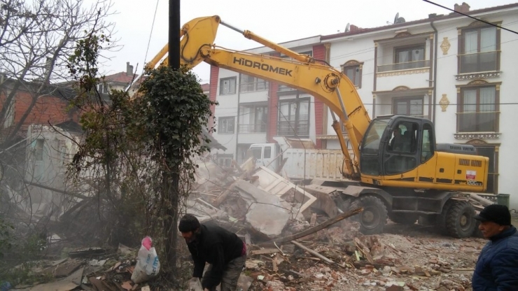 Erenler’de Metruk Binaların Yıkımı Sürüyor