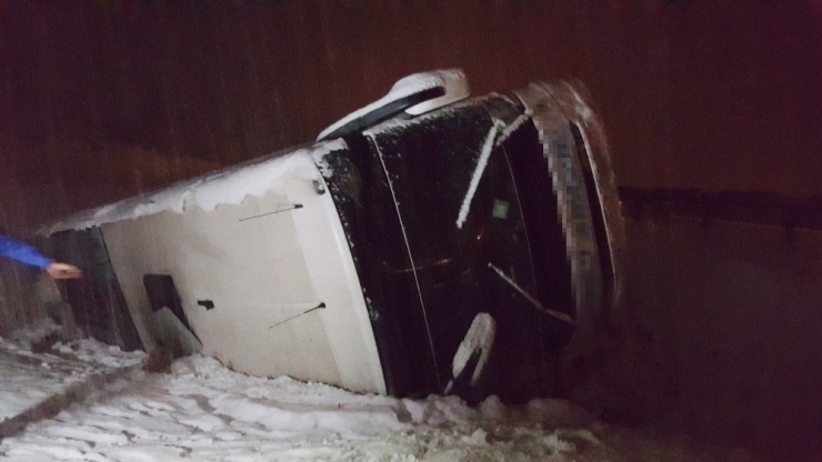 Erzincan’da Yolcu Otobüsü Devrildi: 16 Yaralı