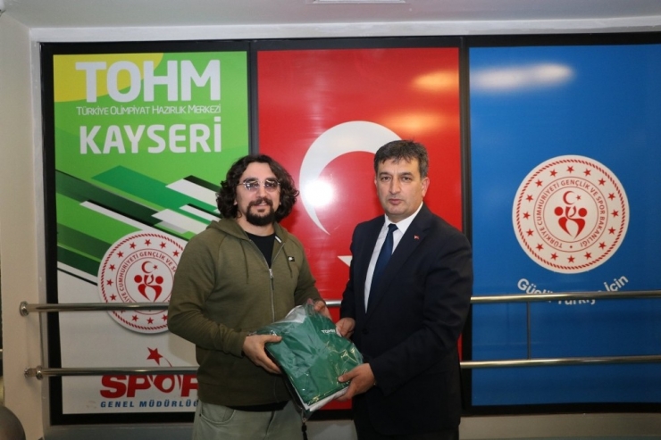 Tohm Sporcularına Malzeme Dağıtımı Yapıldı