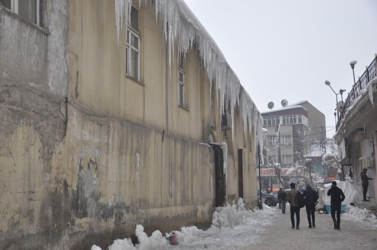 Yüksekova’da Buz Sarkıtları Bir Metreyi Geçti