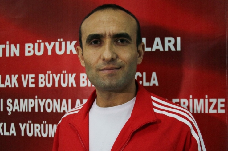 Antrenör Altınyurt: “61 Kilo Sıkletinde Yeni Bir Naim Süleymanoğlu Doğuyor”
