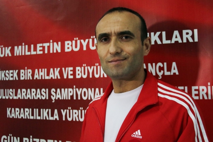 Antrenör Altınyurt: “61 Kilo Sıkletinde Yeni Bir Naim Süleymanoğlu Doğuyor”