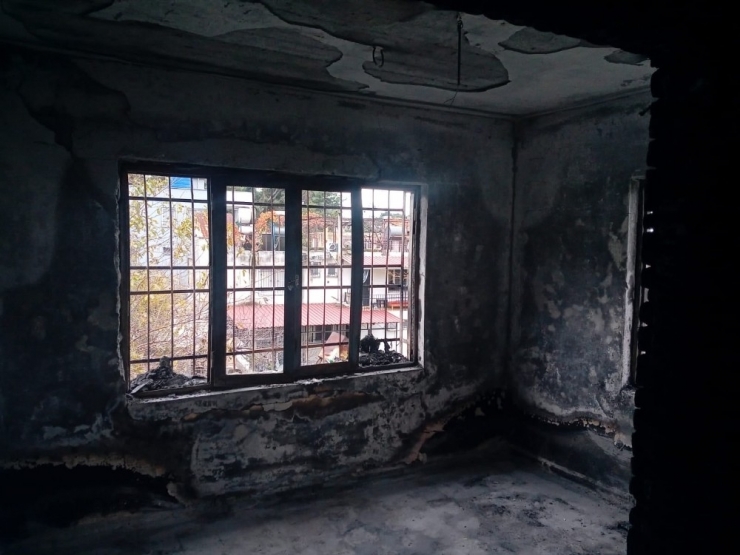 Evinde Çıkan Yangını Söndürmek İsterken Yaralandı