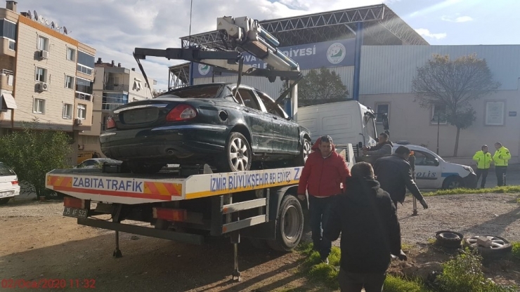 İzmir’de Hurda Araçlar Artık Otoparka Çekiliyor