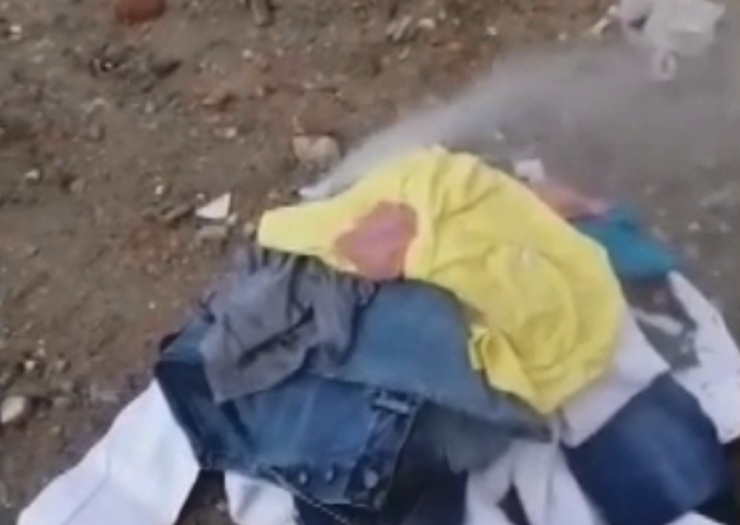 Kendisini Aldattığını İddia Ettiği Kocasının Eşyalarını Yakıp Görüntüleri Sosyal Medyada Paylaştı