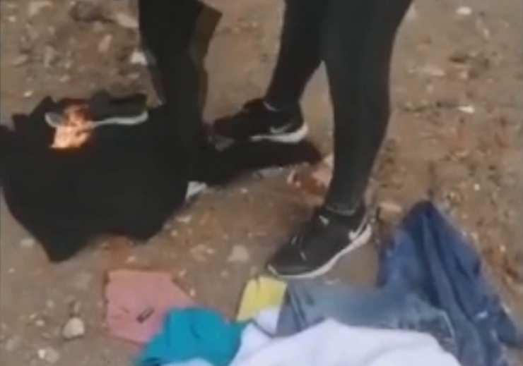 Kendisini Aldattığını İddia Ettiği Kocasının Eşyalarını Yakıp Görüntüleri Sosyal Medyada Paylaştı