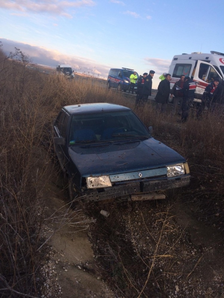 Otomobil Şarampole Devrildi: 2’si Çocuk 5 Yaralı