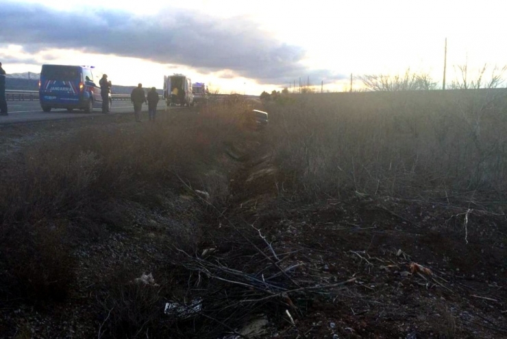 Otomobil Şarampole Devrildi: 2’si Çocuk 5 Yaralı