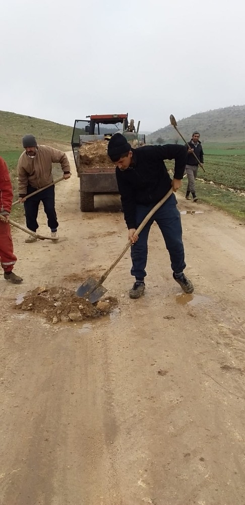 Yolda Oluşan Çukurları Köylüler Kapatıyor