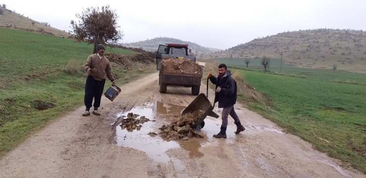 Yolda Oluşan Çukurları Köylüler Kapatıyor