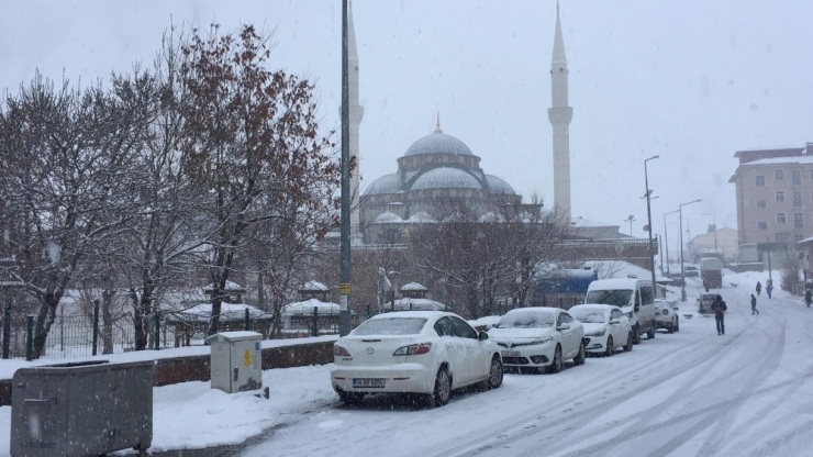 Karlıova’da Kar Yağışı Etkili Oldu