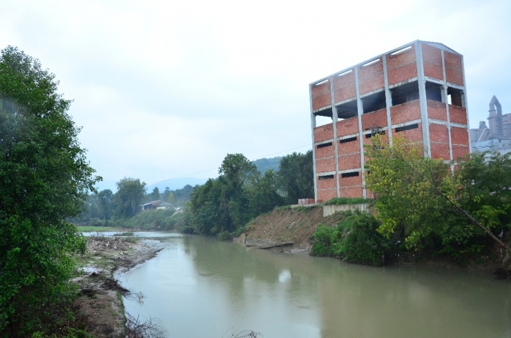 Sel Sonrası Yıkım Kararı Alınan O Bina Yıkılıyor