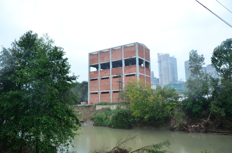 Sel Sonrası Yıkım Kararı Alınan O Bina Yıkılıyor