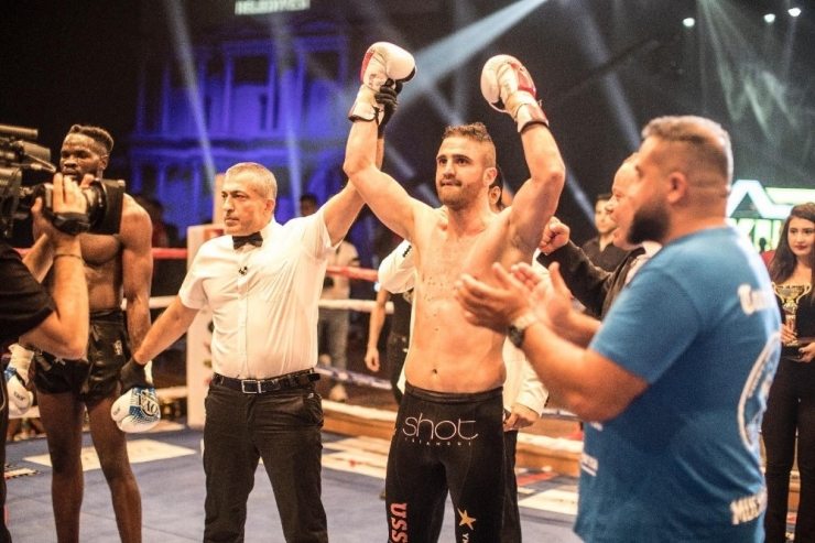 Şampiyon Kickbokscu Mücahit Kulak, Alman Rakibini Mağlup Etti