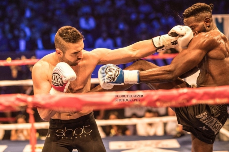 Şampiyon Kickbokscu Mücahit Kulak, Alman Rakibini Mağlup Etti