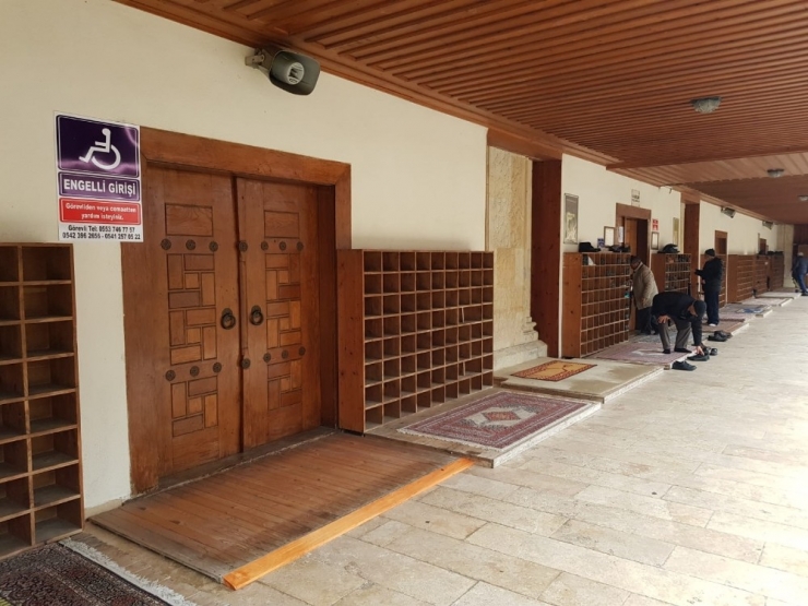 Sinop’ta Camiye Engelli Kapısı Yapıldı