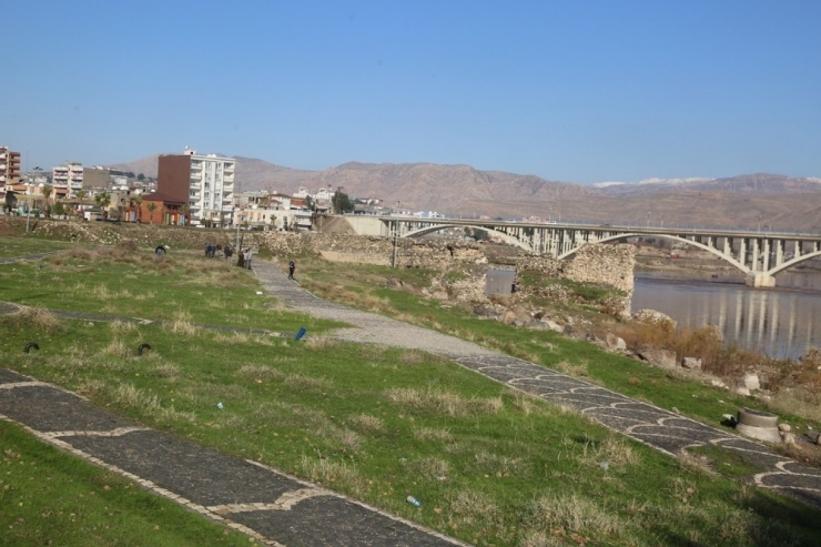 Cizre’de 19 Bin Metrekarelik Alanda Park Çalışması